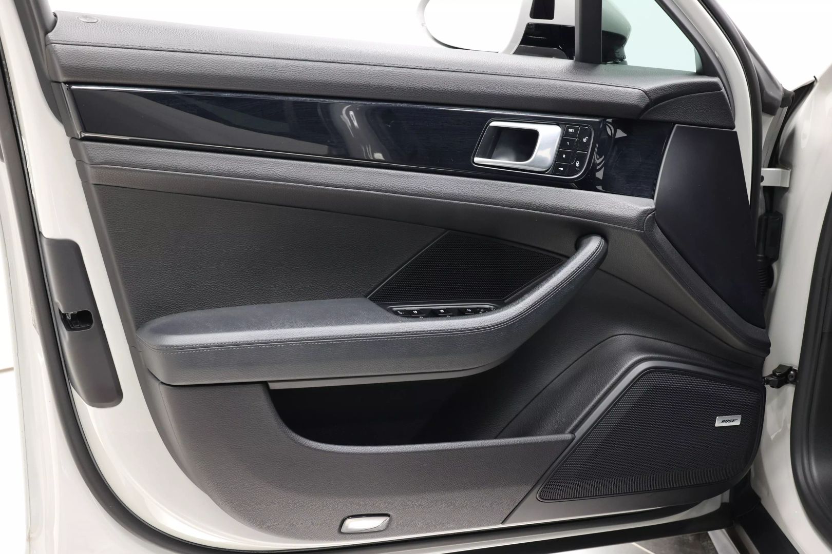 2018 Porsche Panamera - Image 9