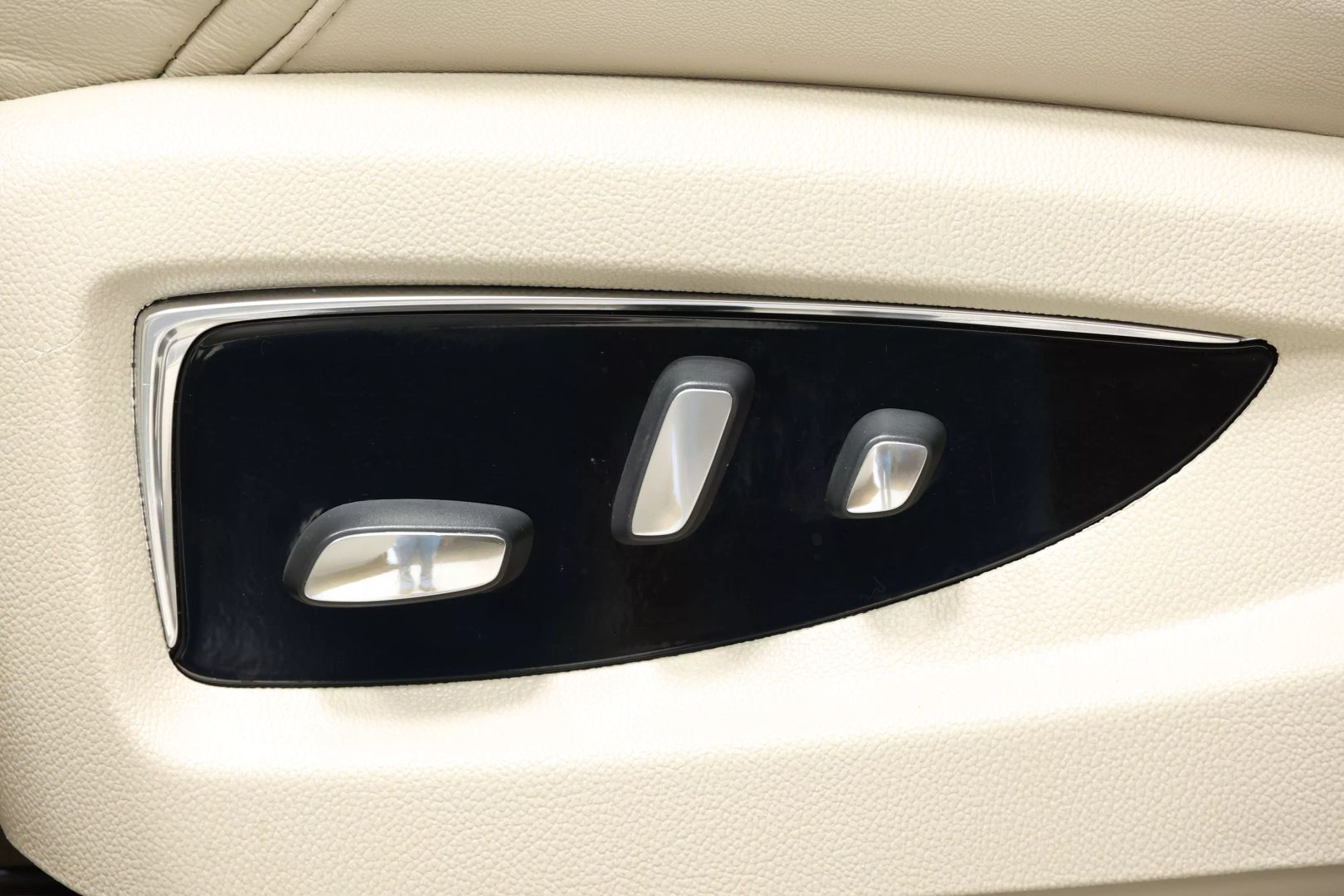 2017 Cadillac Escalade - Image 15