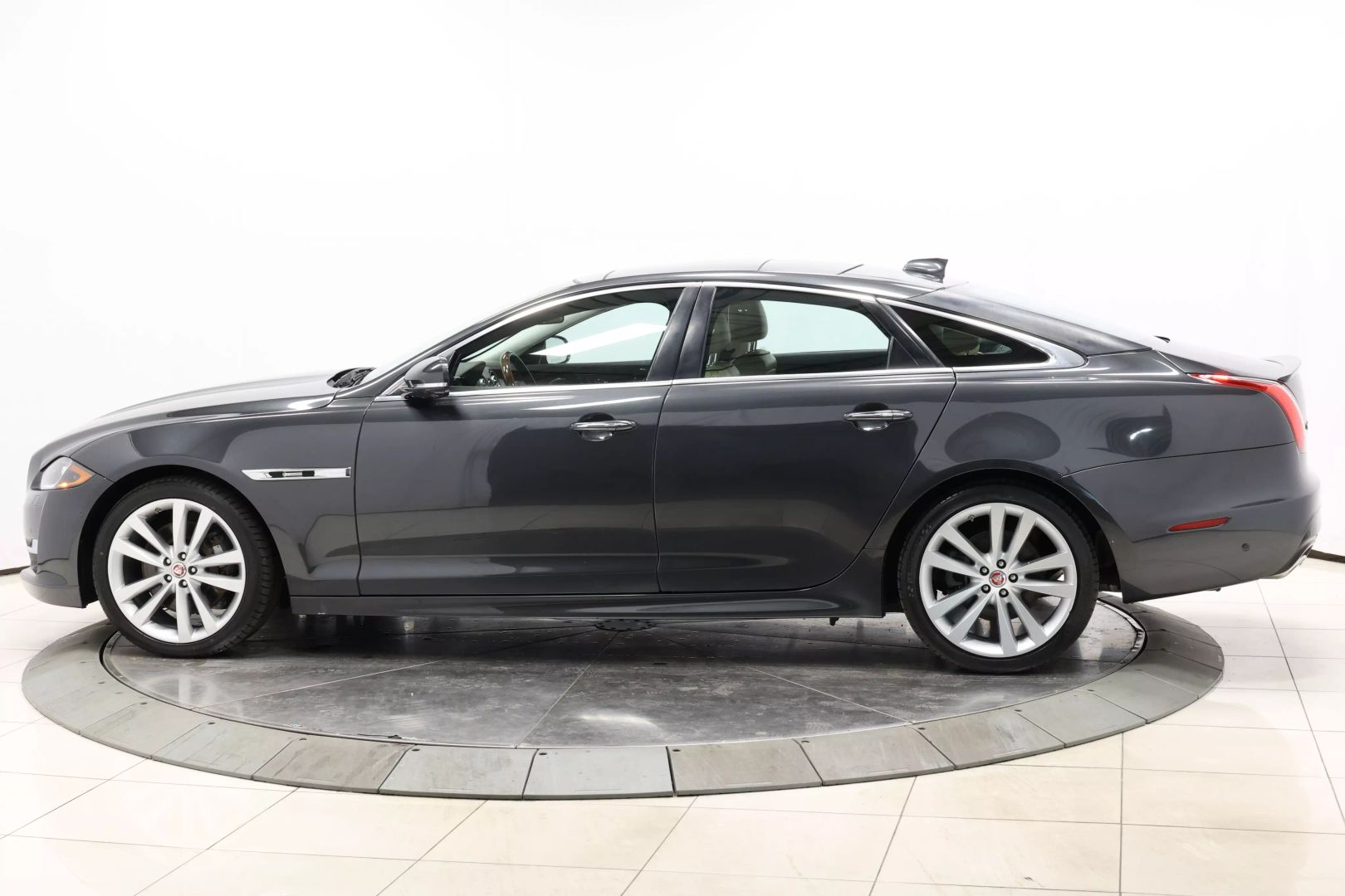 2017 Jaguar Xj - Image 6