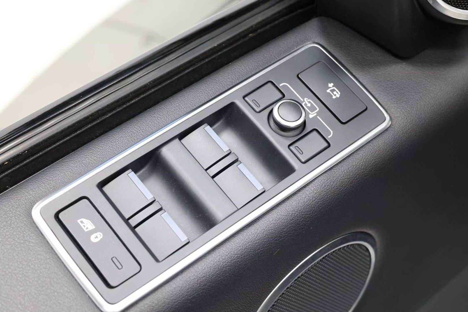 2016 Land Rover Range Rover - Image 11