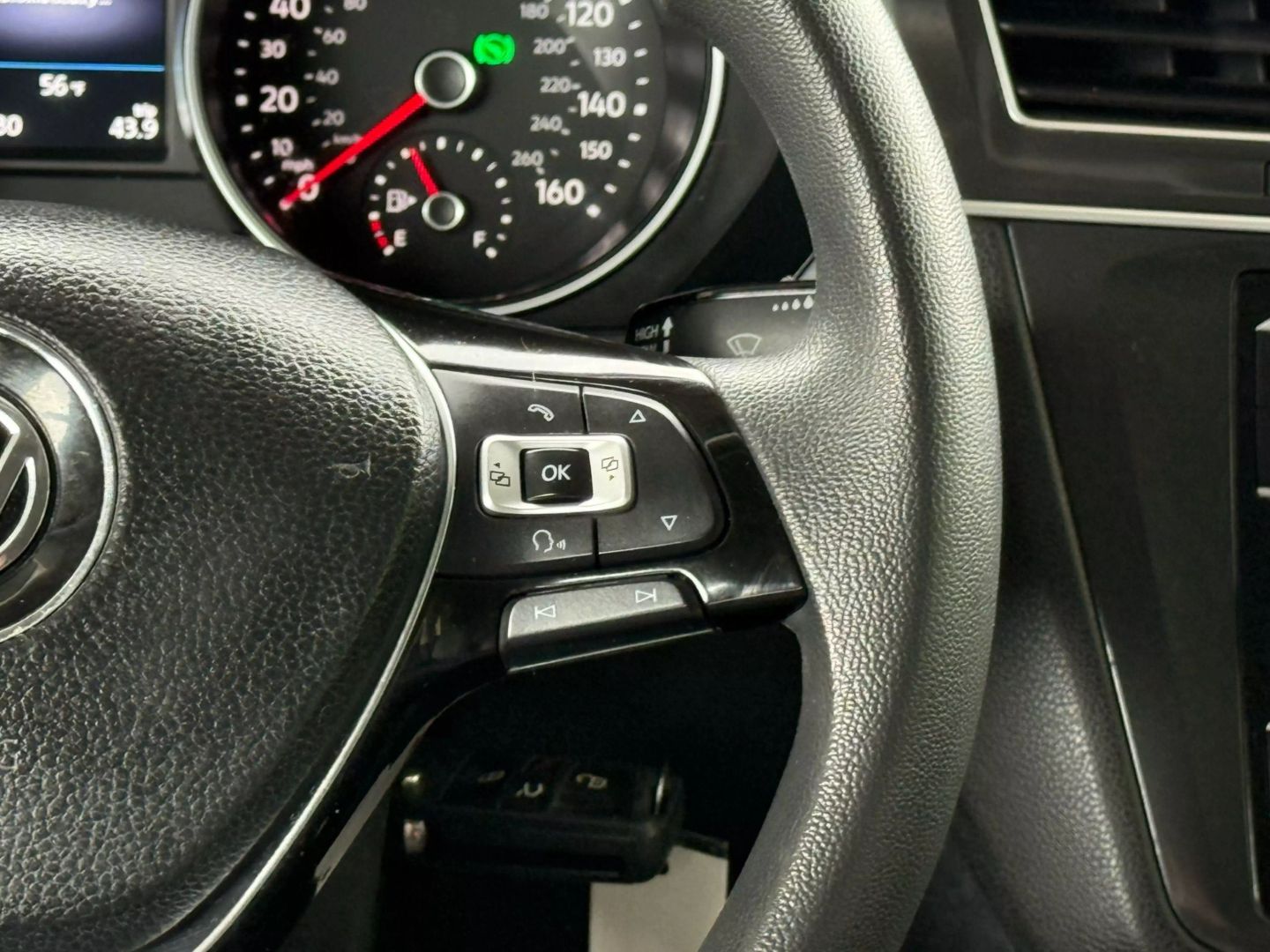 2018 Volkswagen Tiguan - Image 32