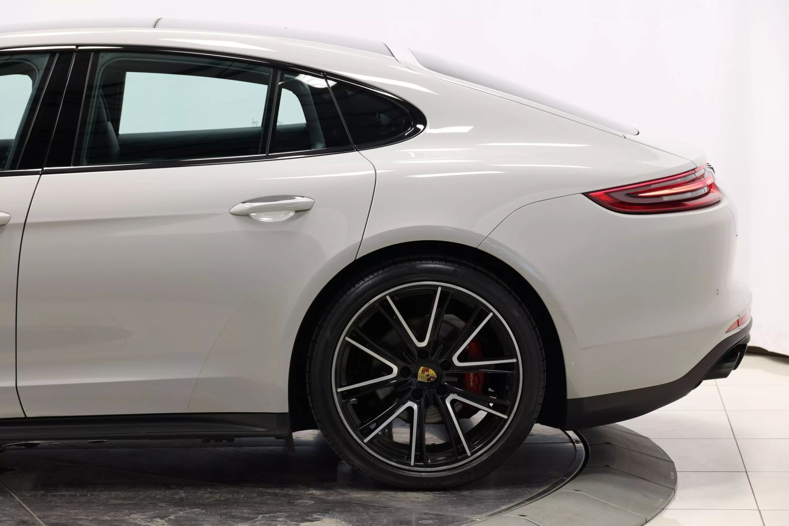 2018 Porsche Panamera - Image 8
