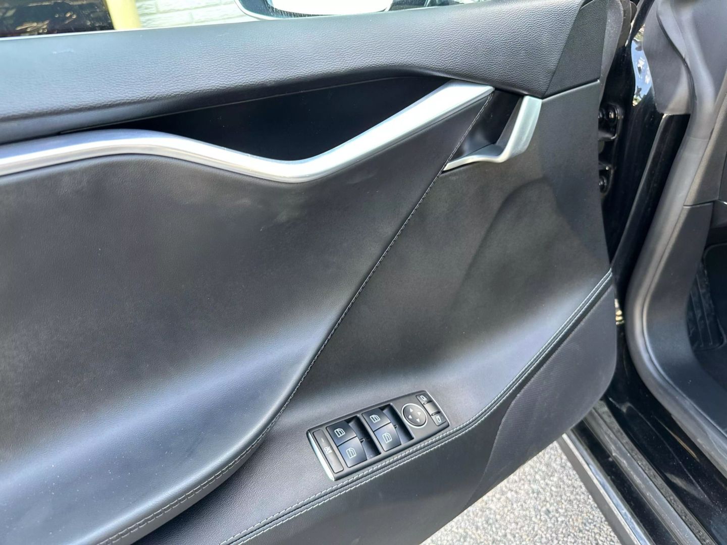 2014 Tesla Model S - Image 23