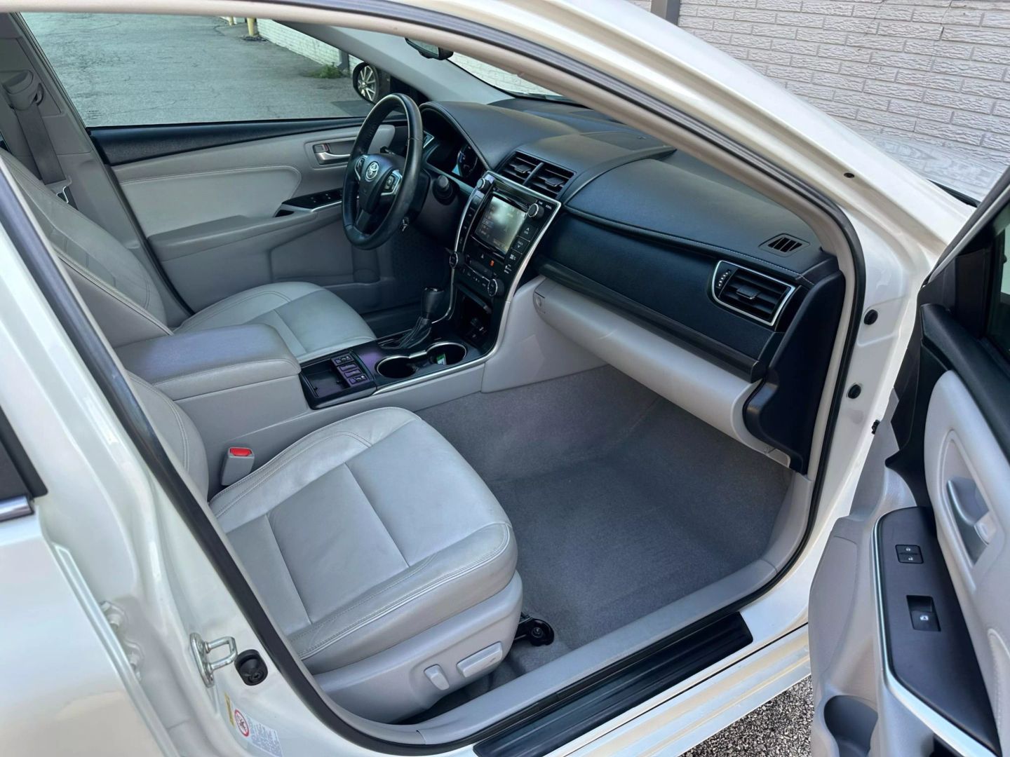 2015 Toyota Camry - Image 31