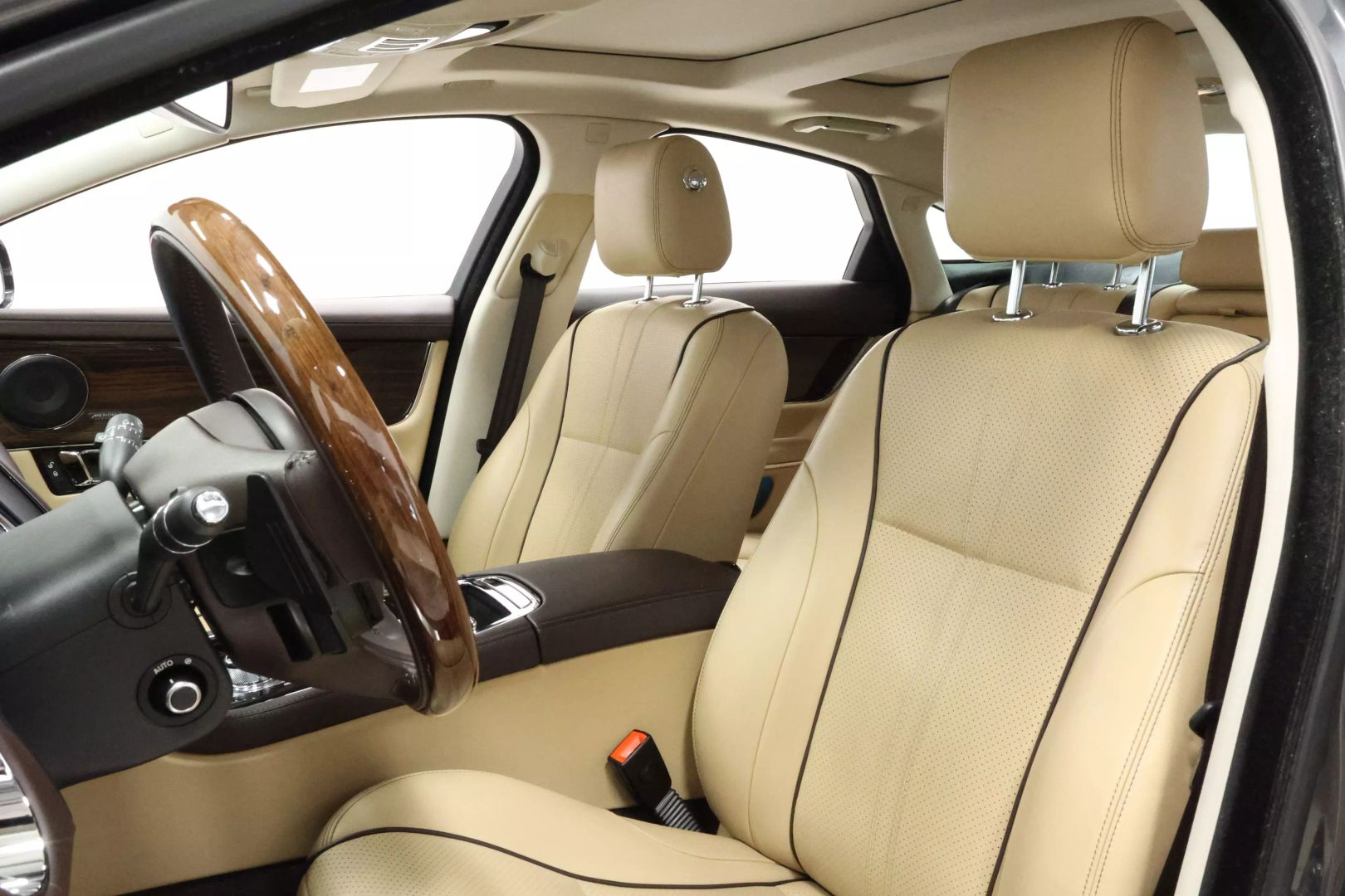 2017 Jaguar Xj - Image 16