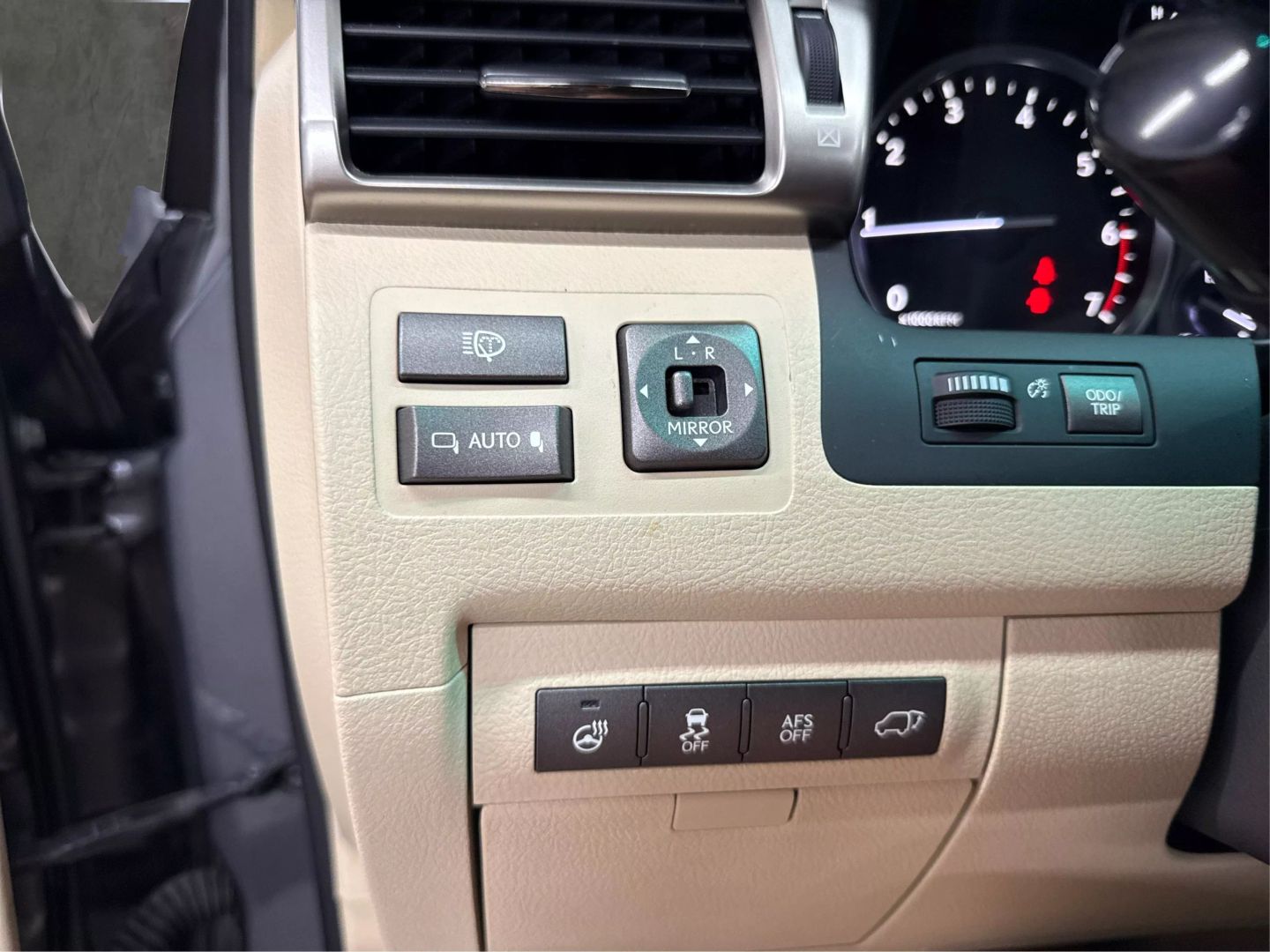 2013 Lexus Lx - Image 29