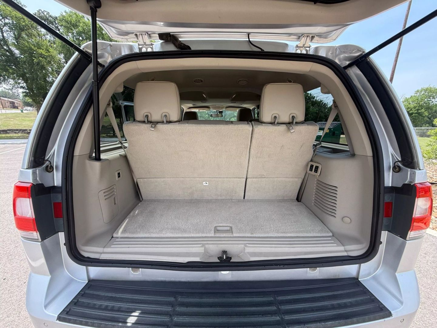 2015 Lincoln Navigator - Image 13