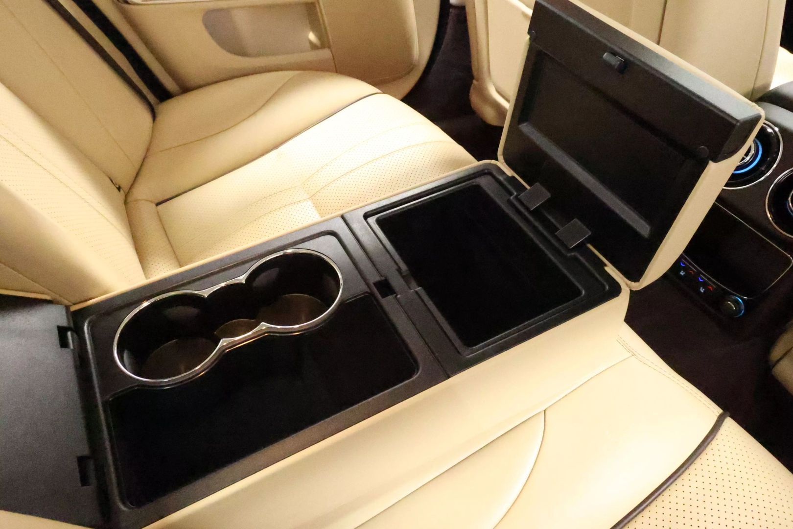 2017 Jaguar Xj - Image 77