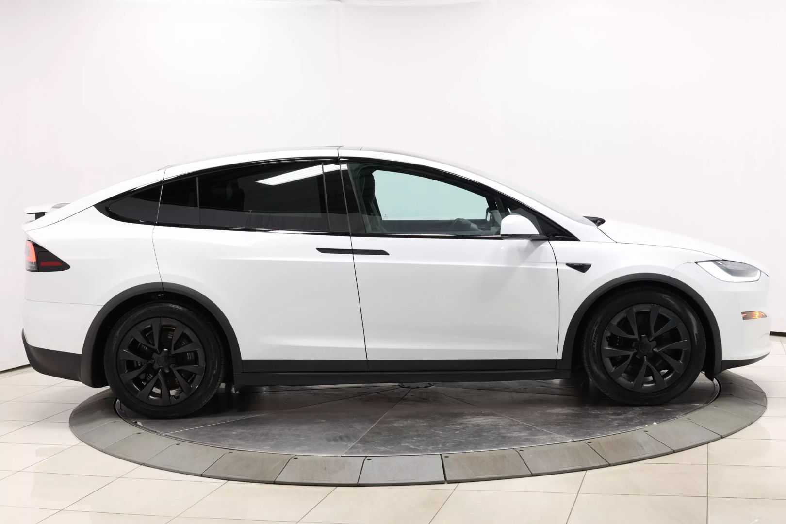 2022 Tesla Model X - Image 60