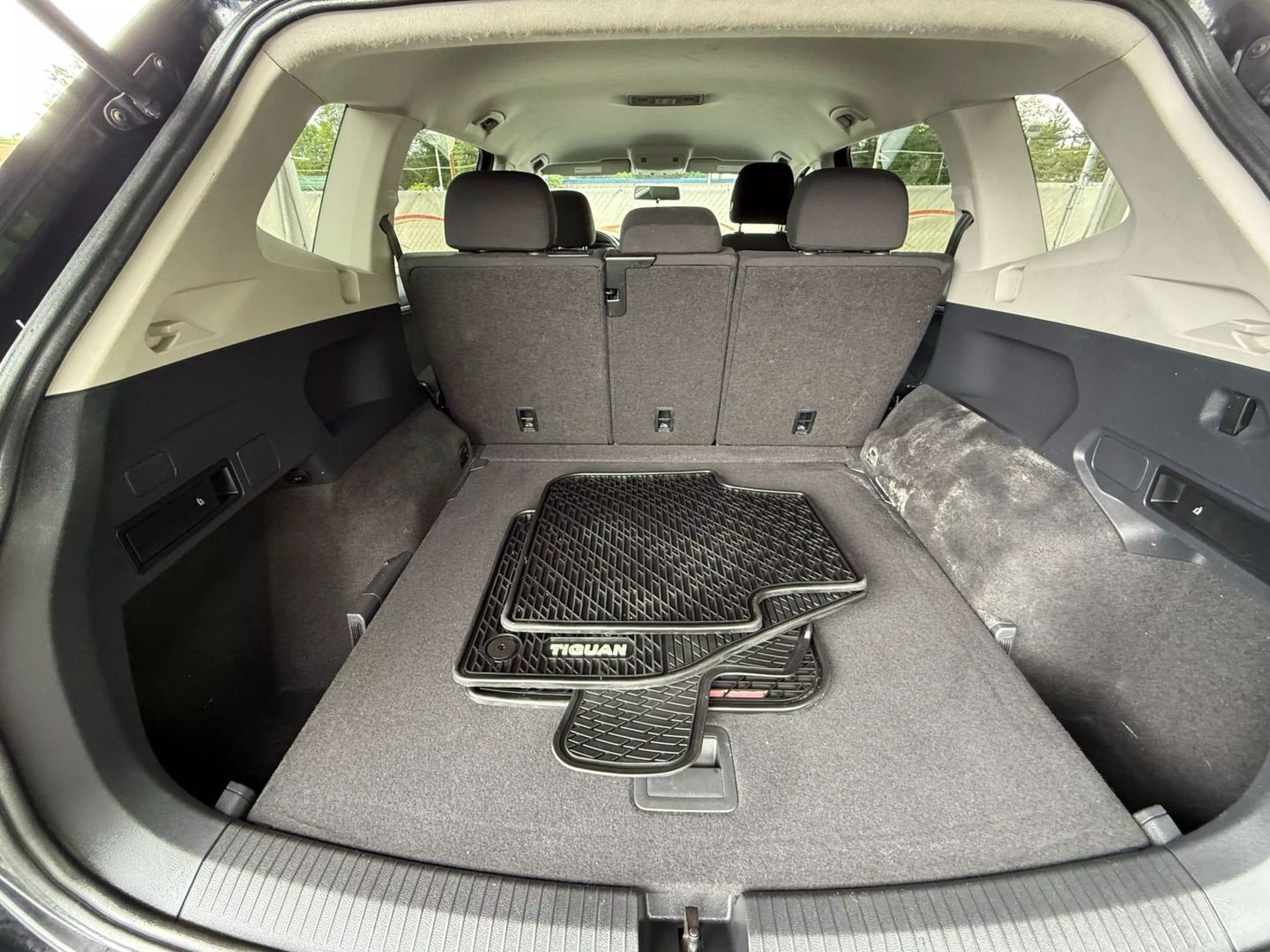 2018 Volkswagen Tiguan - Image 20