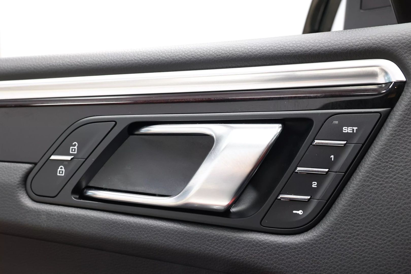 2021 Porsche Macan - Image 11