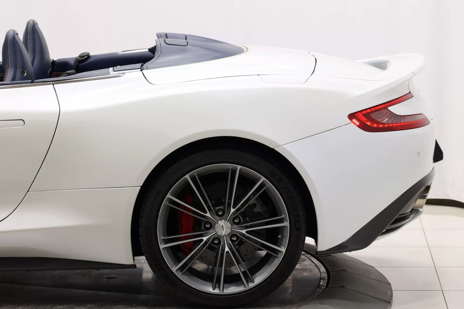 2015 Aston Martin Vanquish - Image 9