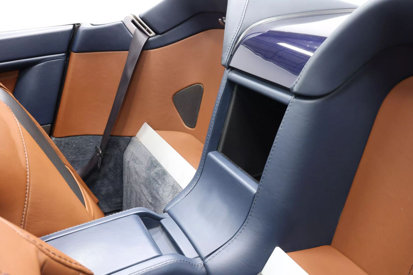 2014 Aston Martin Vantage - Image 43