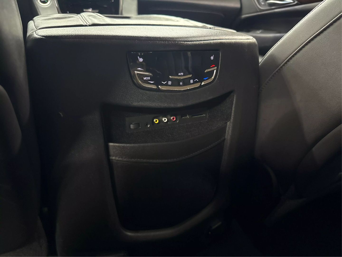 2016 Cadillac Escalade Esv - Image 32