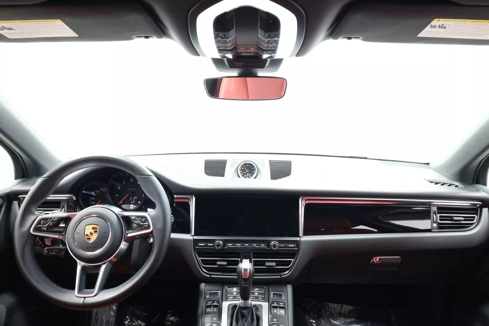 2021 Porsche Macan - Image 40
