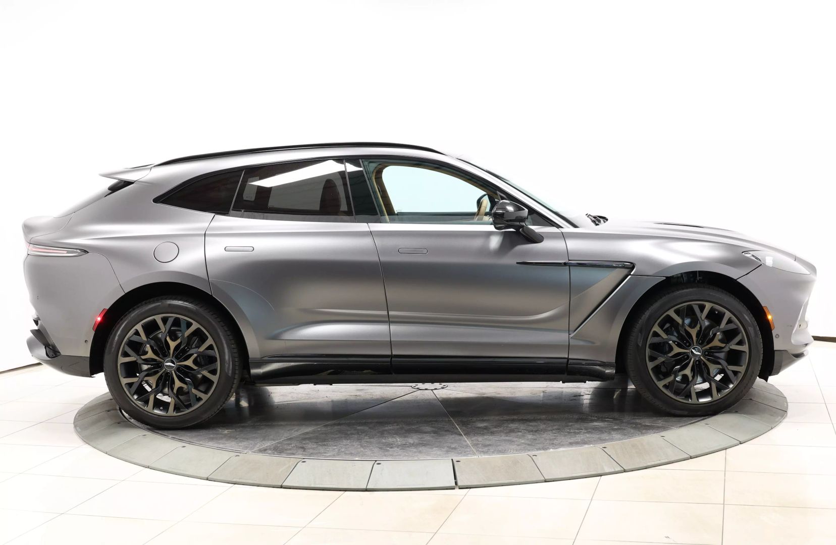 2021 Aston Martin Dbx - Image 75