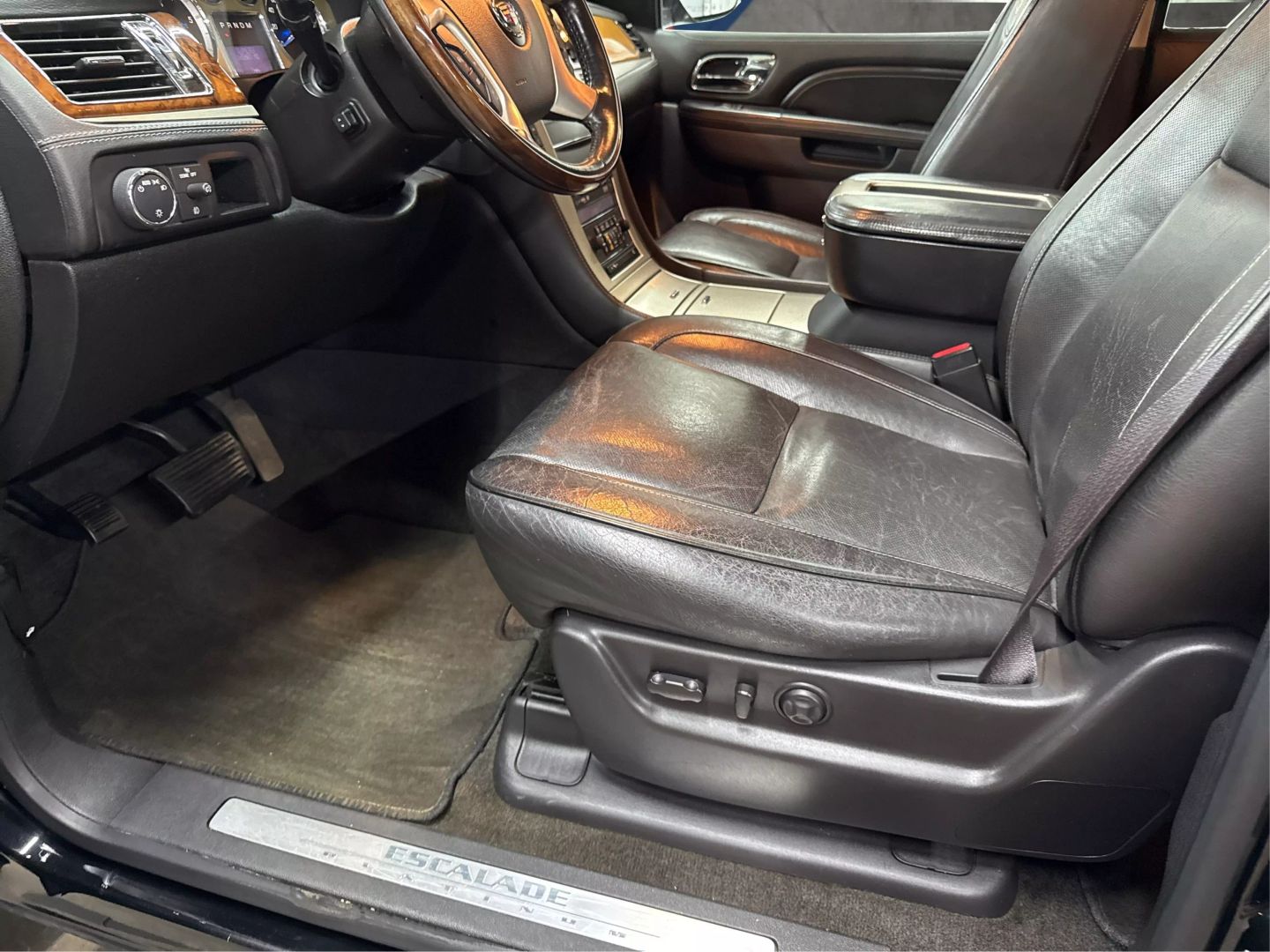 2013 Cadillac Escalade - Image 38