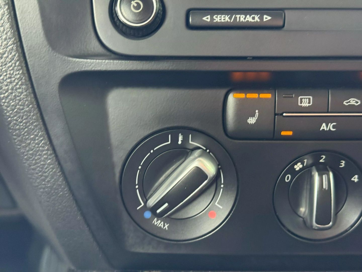 2015 Volkswagen Jetta - Image 29