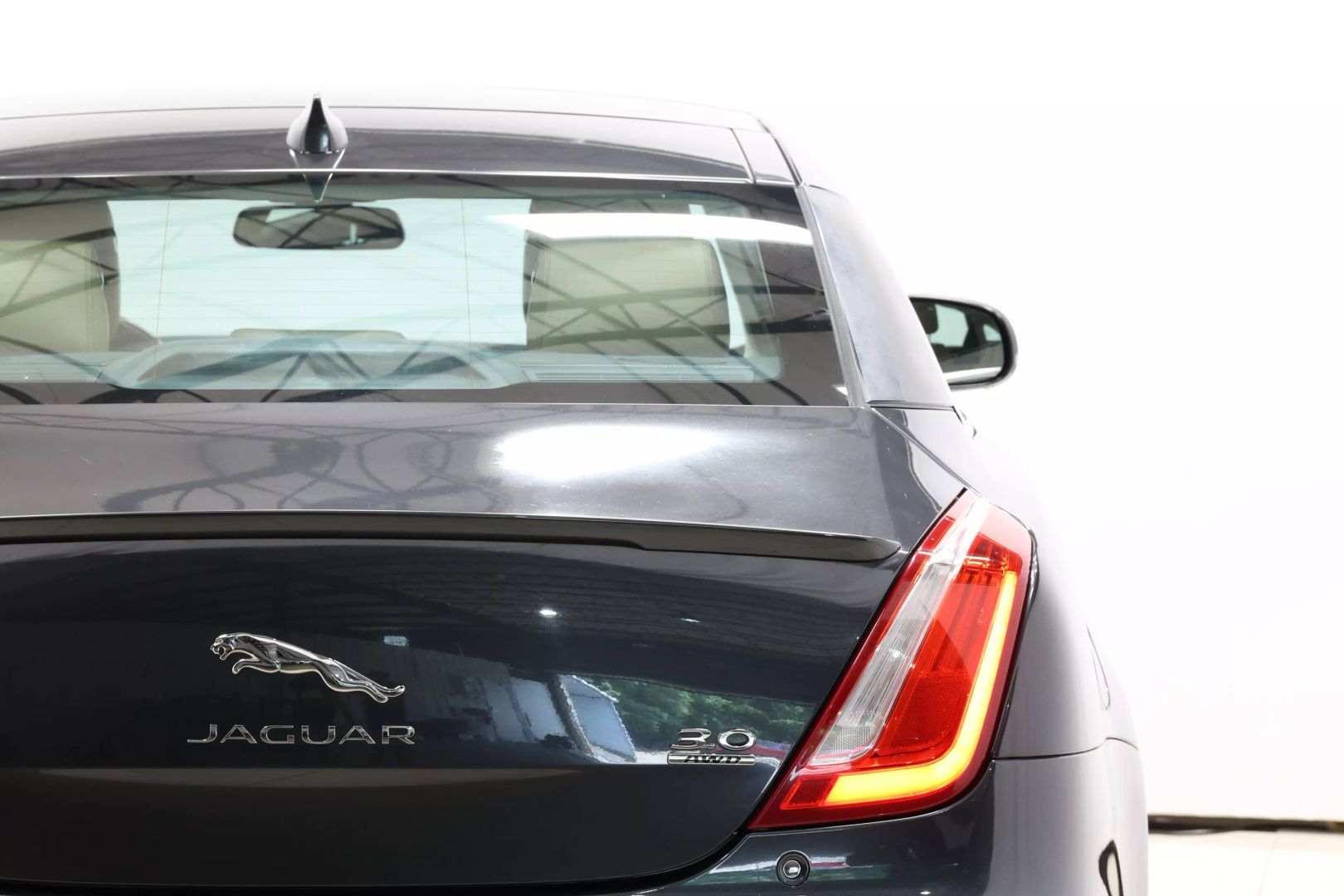 2017 Jaguar Xj - Image 58