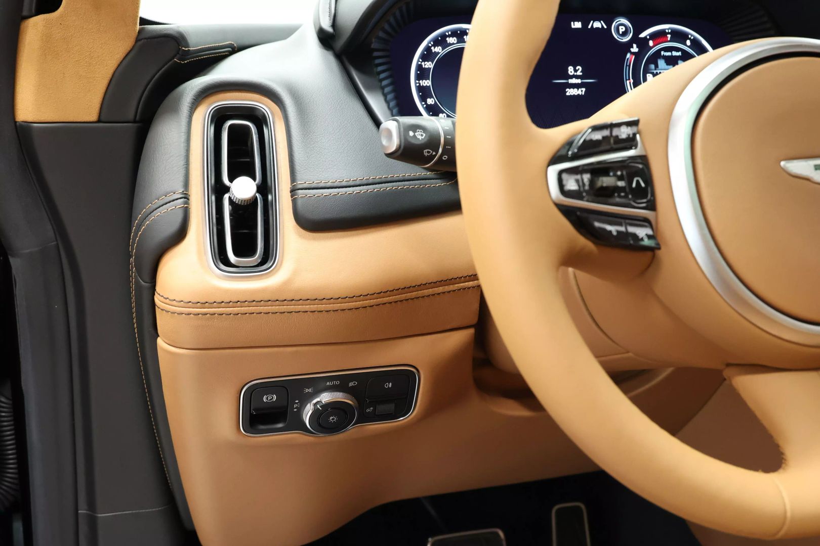 2021 Aston Martin Dbx - Image 21