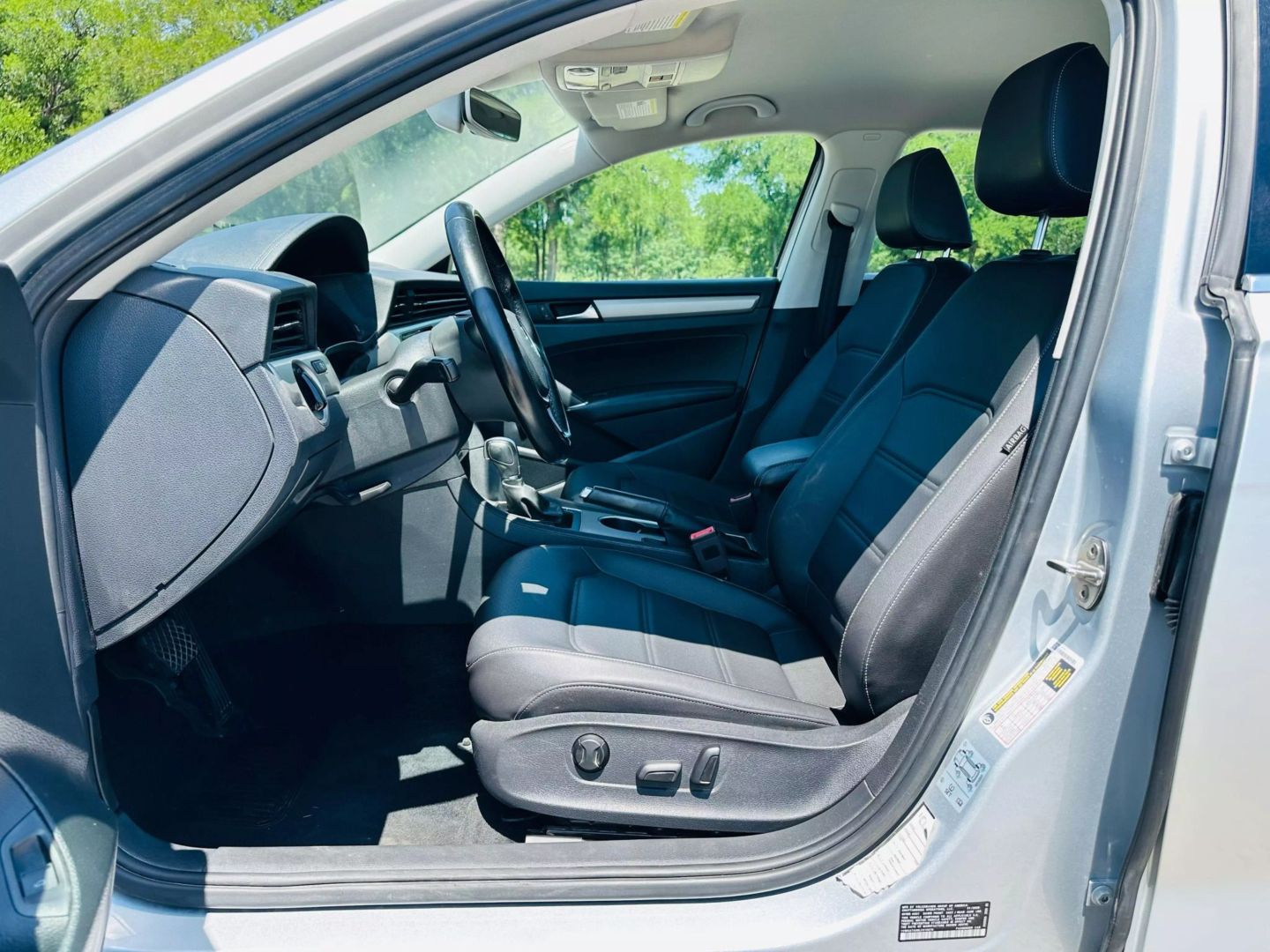 2020 Volkswagen Passat - Image 14