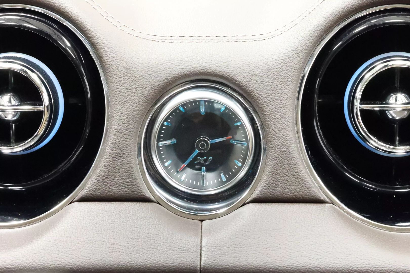 2017 Jaguar Xj - Image 30