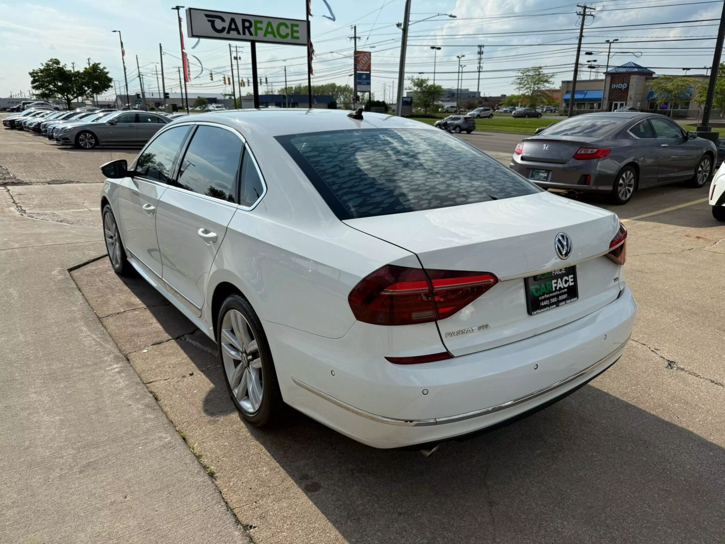 2017 Volkswagen Passat - Image 8