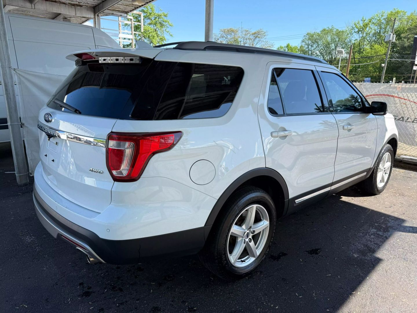 2017 Ford Explorer - Image 12