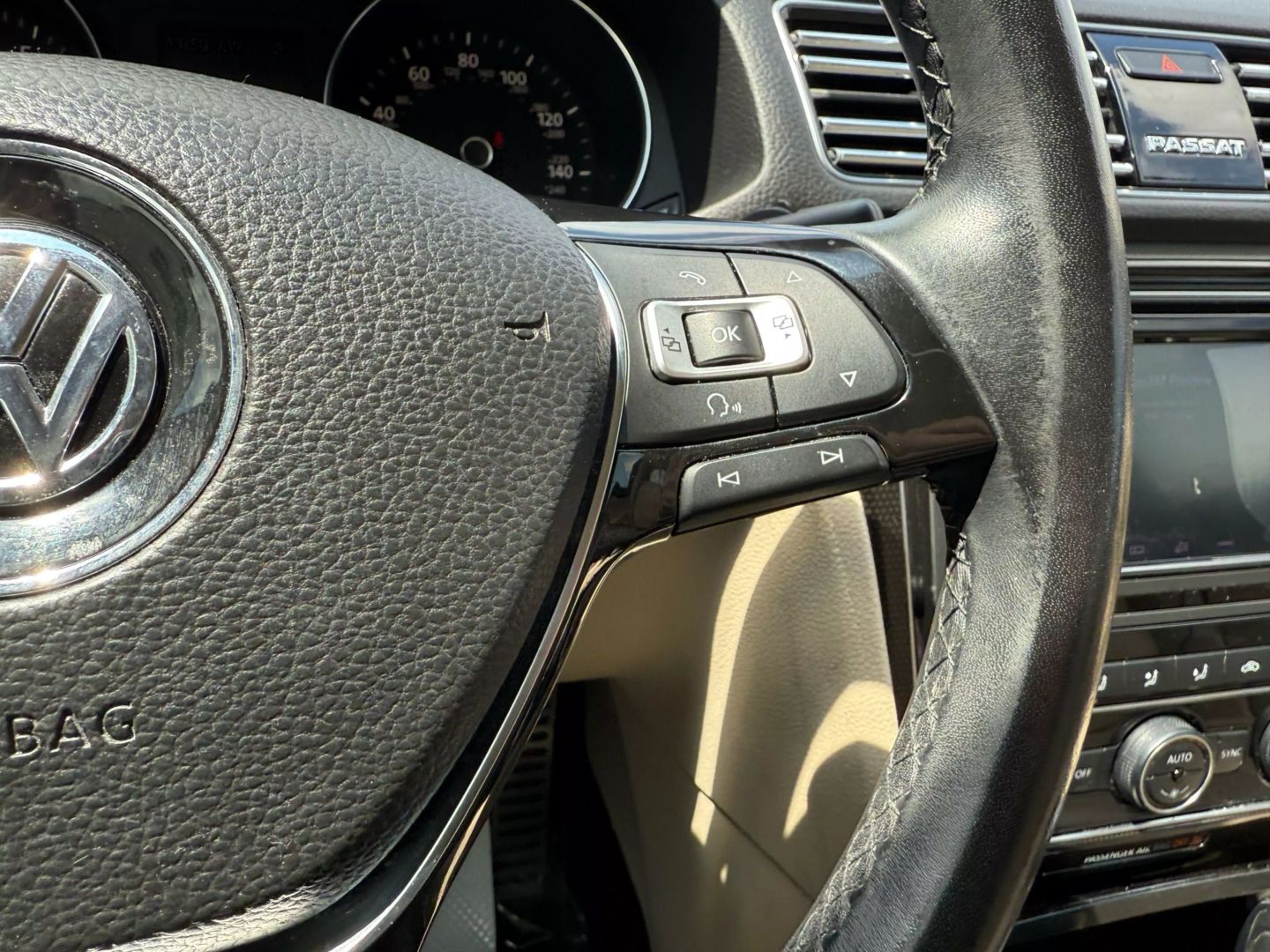 2019 Volkswagen Passat - Image 29