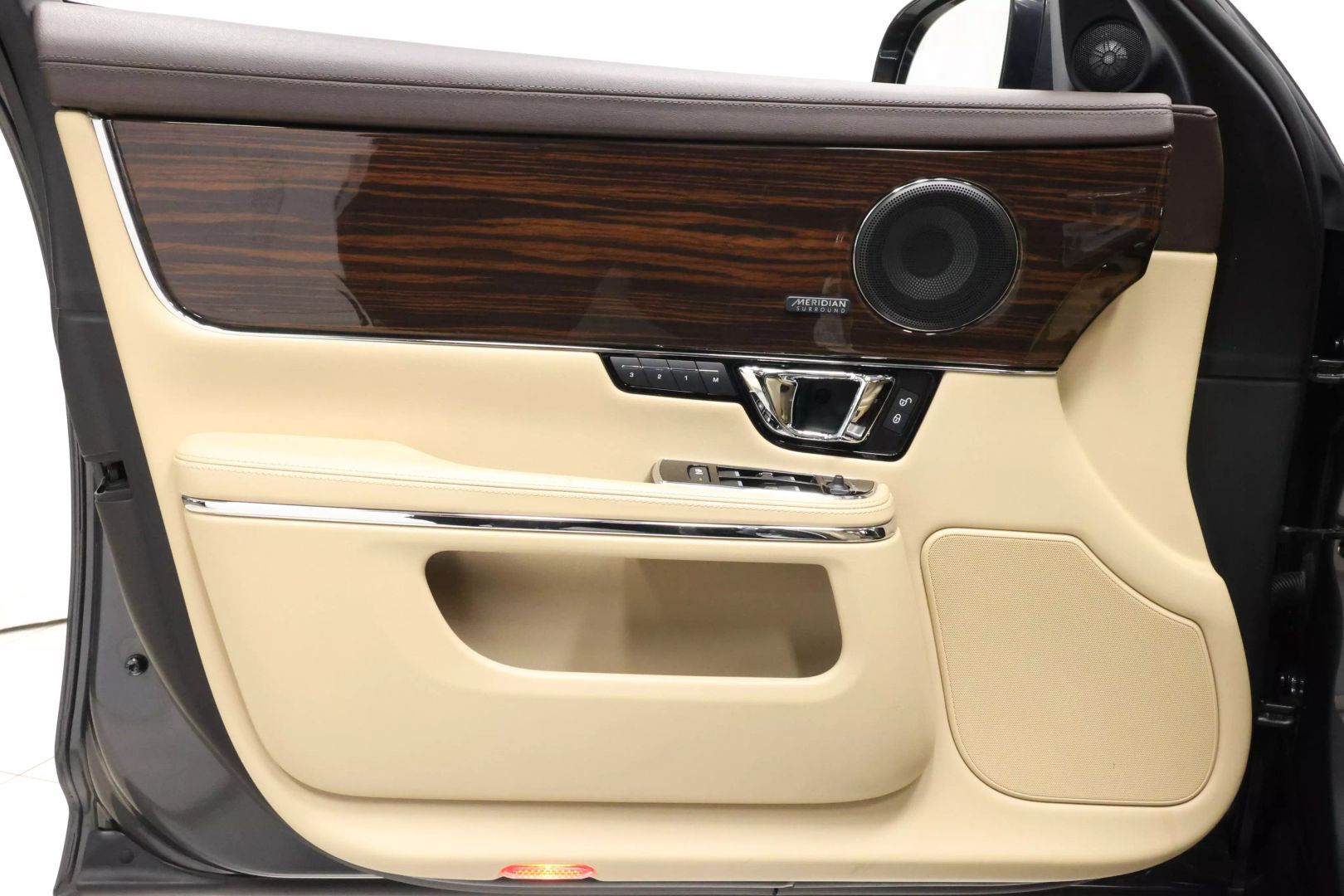 2017 Jaguar Xj - Image 9