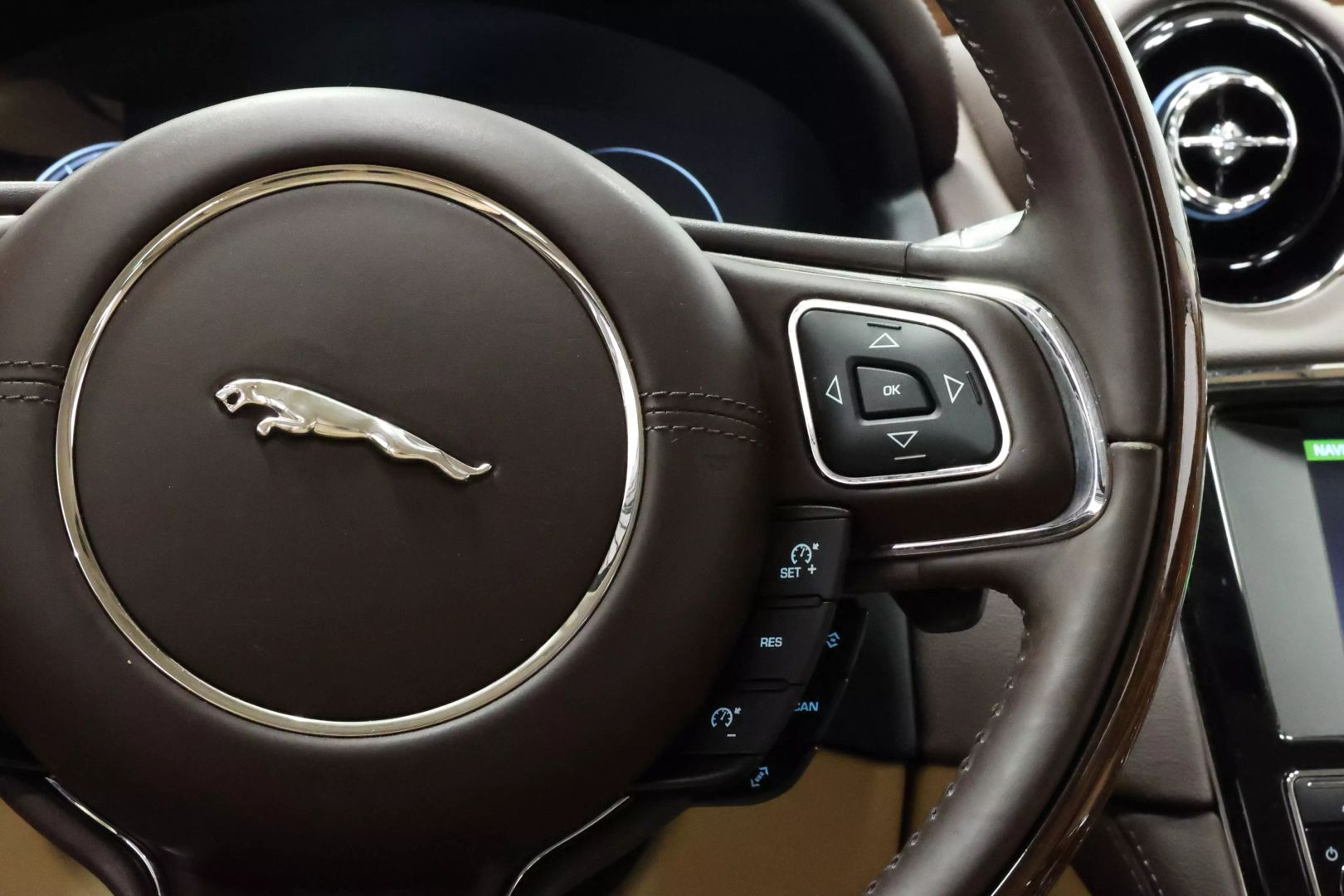 2017 Jaguar Xj - Image 26