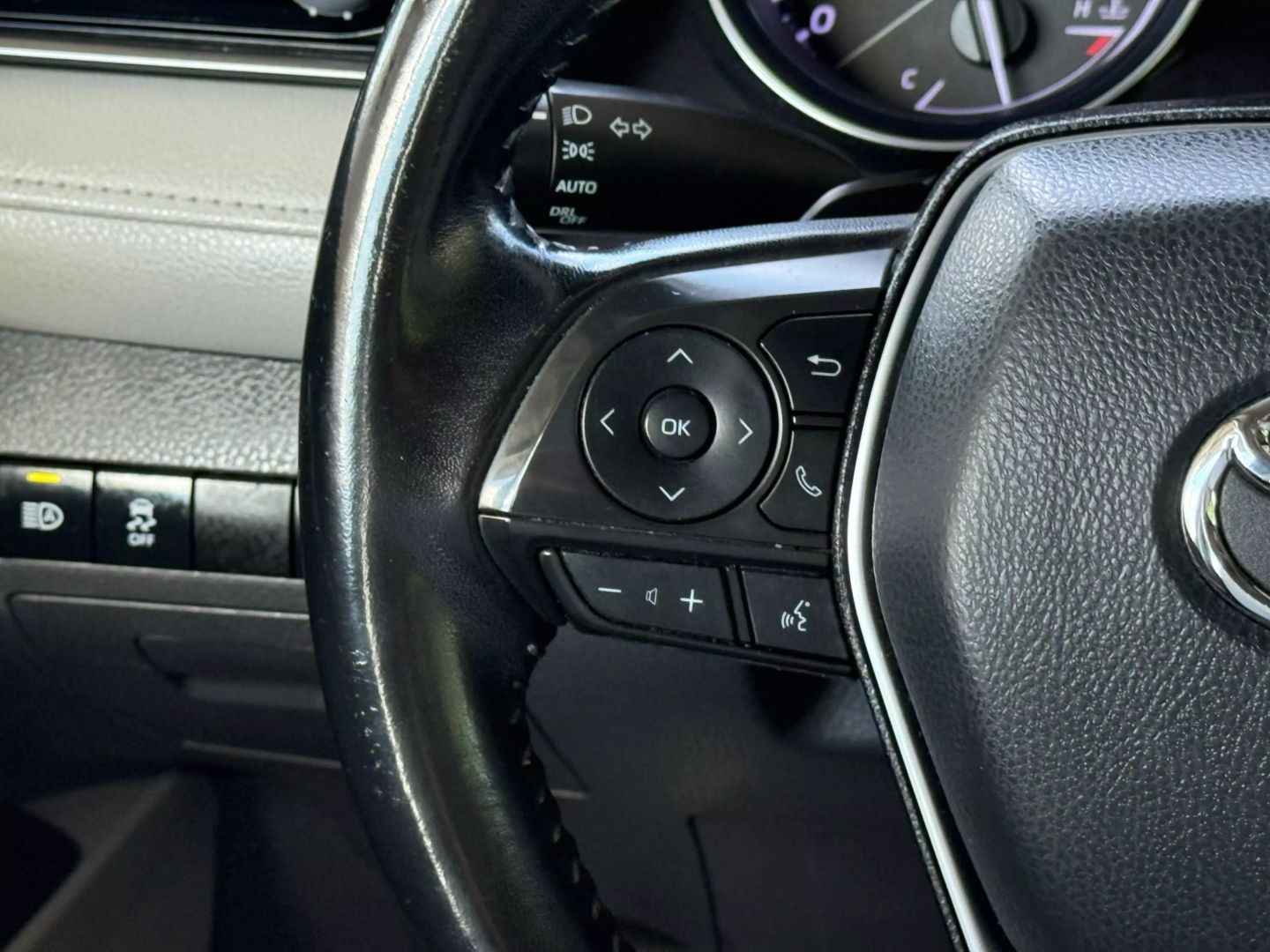 2019 Toyota Camry - Image 31