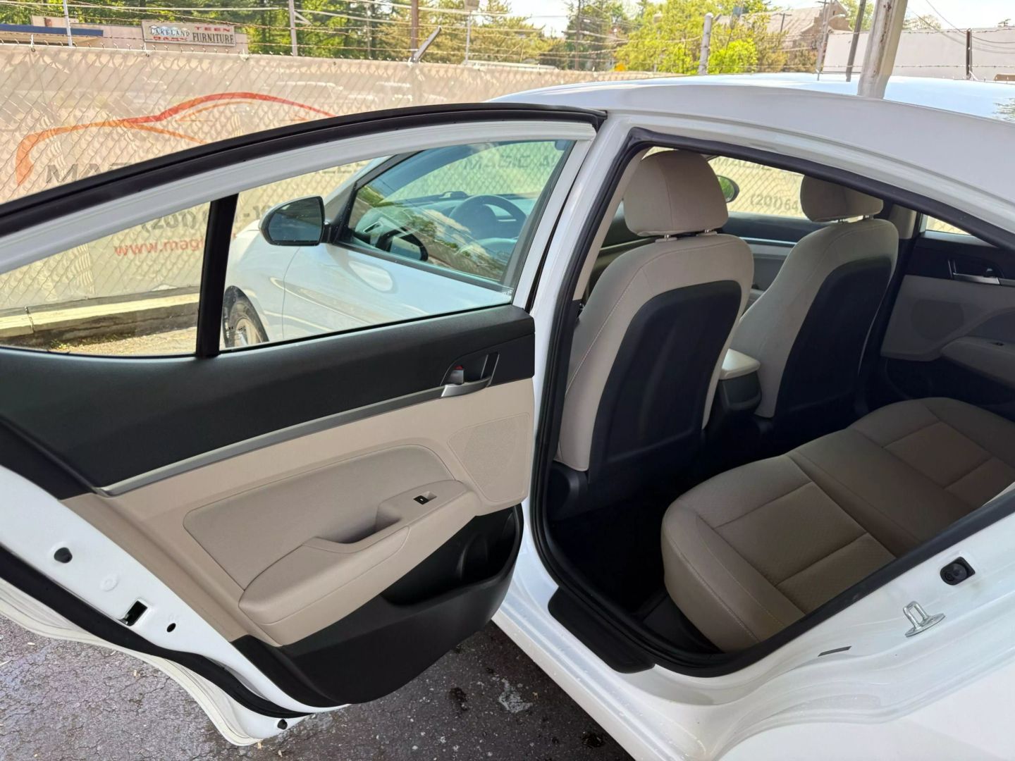 2019 Hyundai Elantra - Image 17