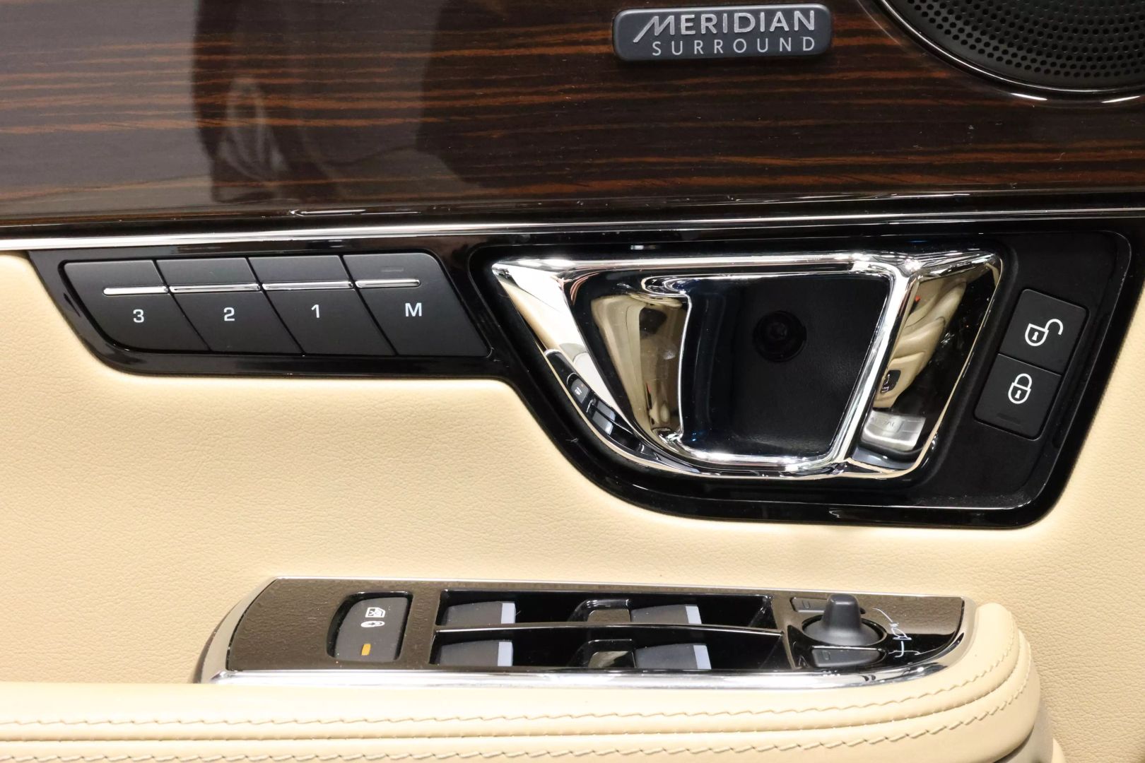 2017 Jaguar Xj - Image 11