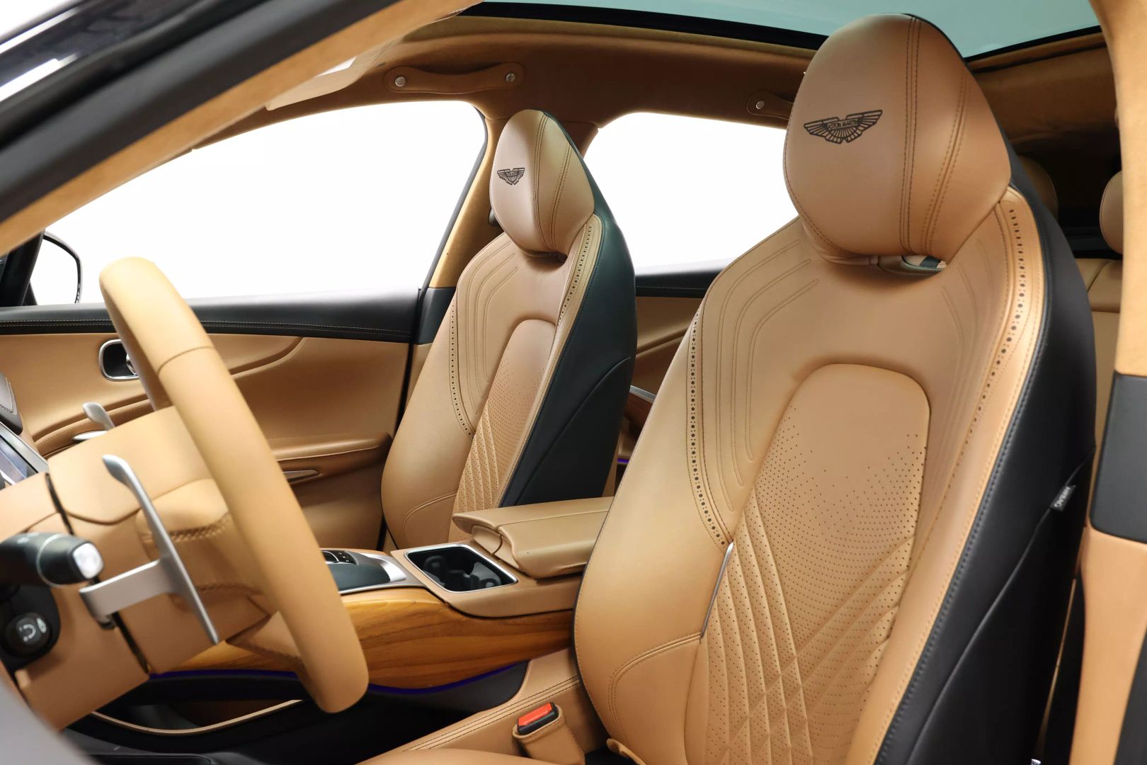 2021 Aston Martin Dbx - Image 17