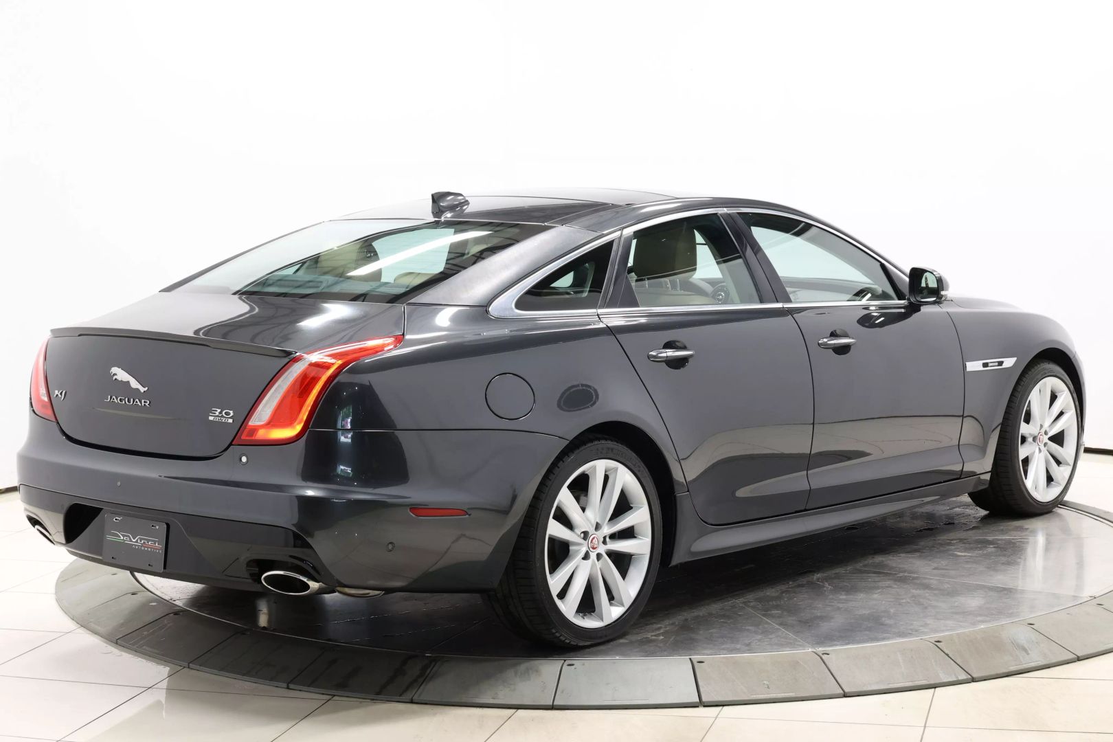 2017 Jaguar Xj - Image 4