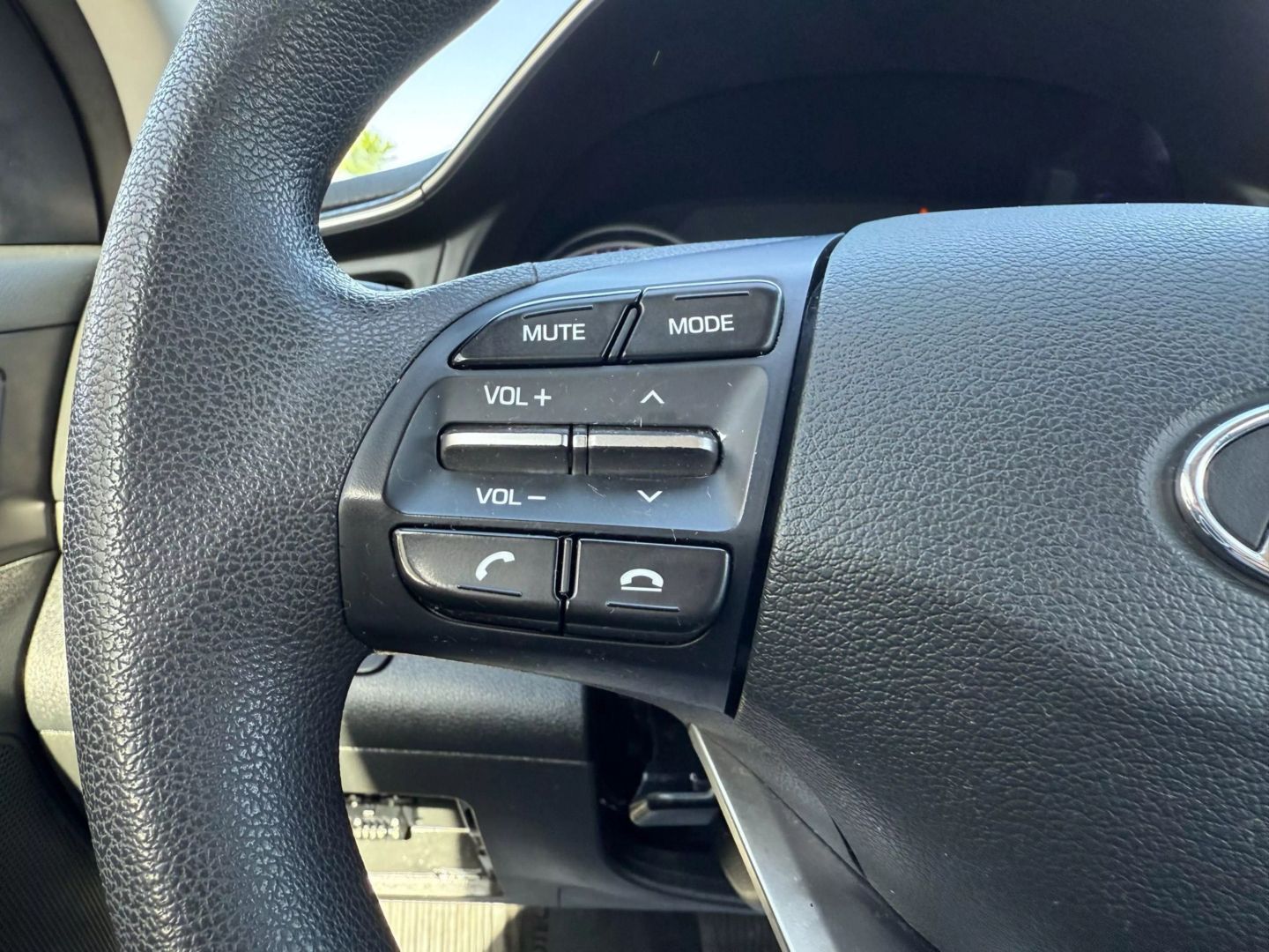 2020 Hyundai Elantra - Image 30