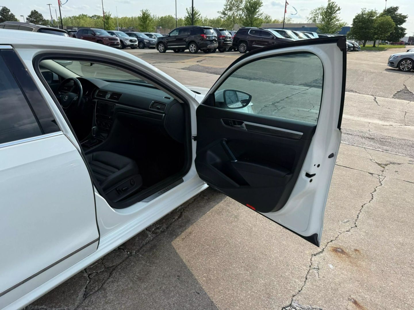 2017 Volkswagen Passat - Image 24