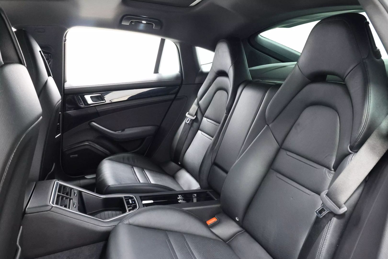 2018 Porsche Panamera - Image 3