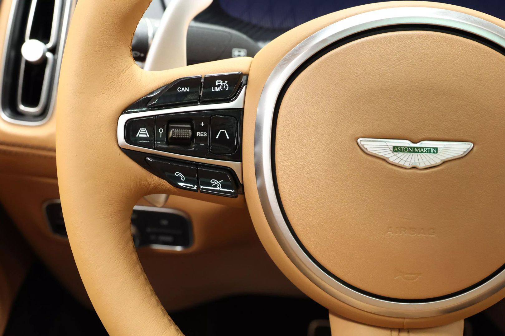 2021 Aston Martin Dbx - Image 24