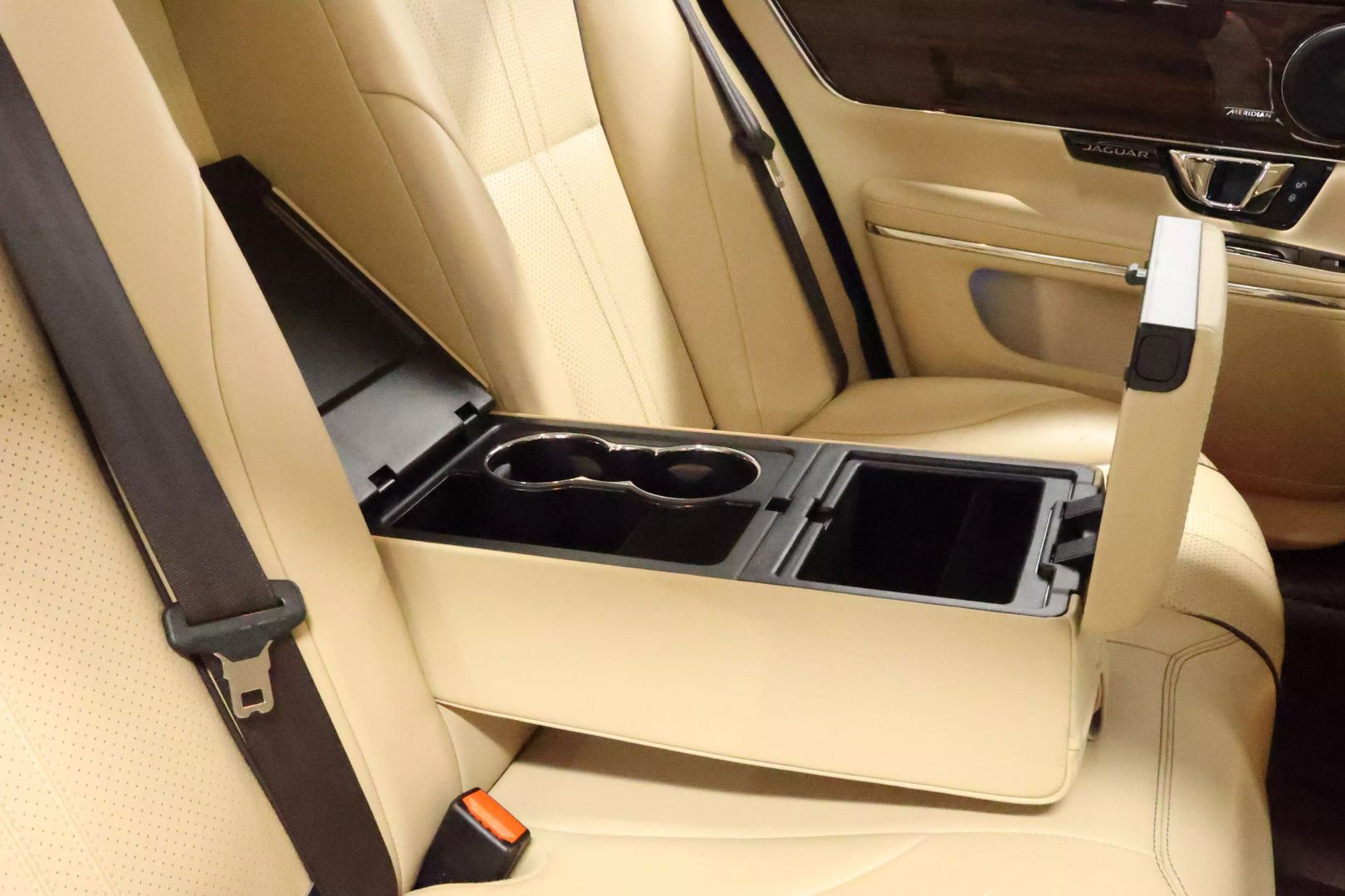 2017 Jaguar Xj - Image 76