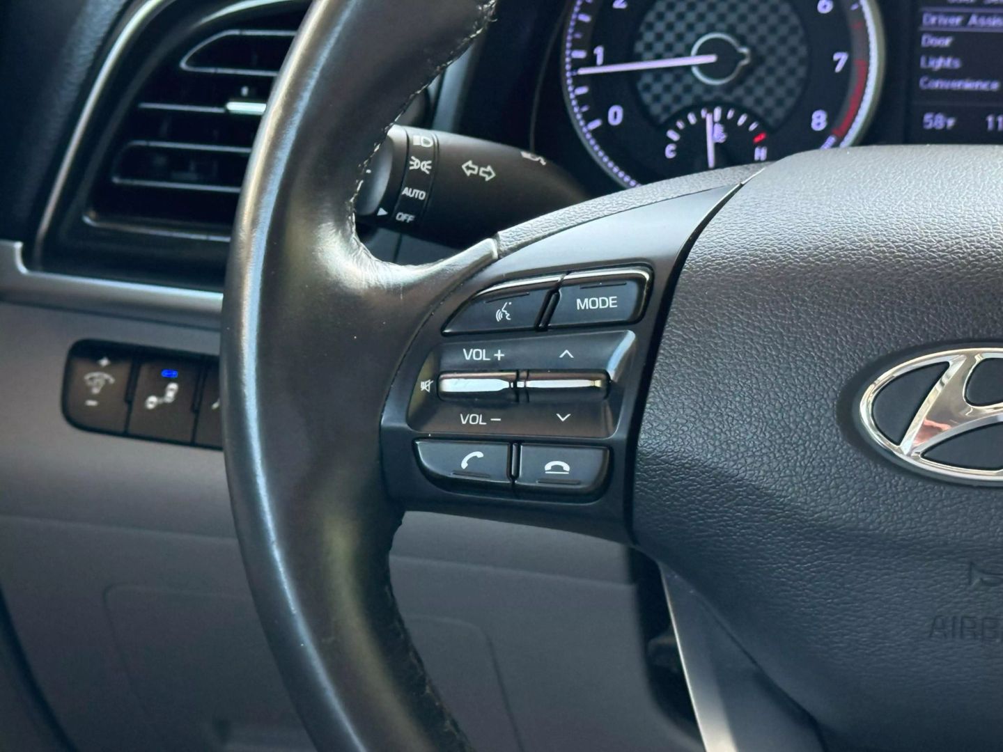 2019 Hyundai Elantra - Image 34