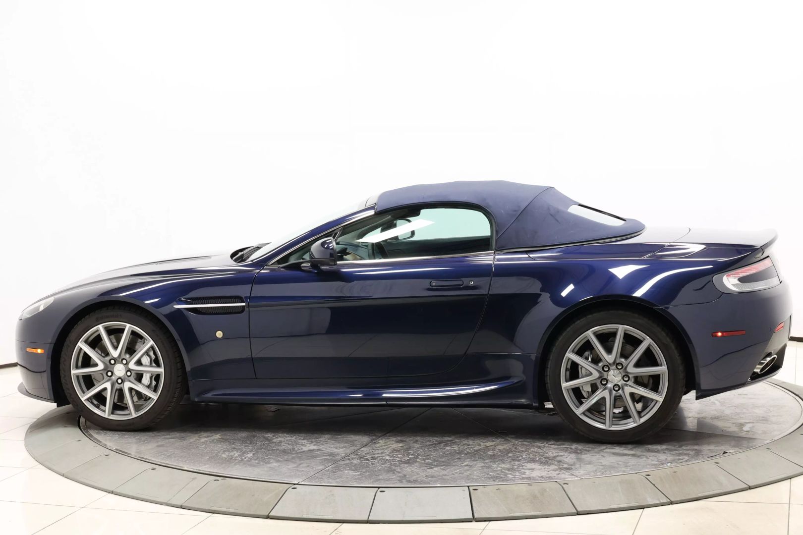 2014 Aston Martin Vantage - Image 85
