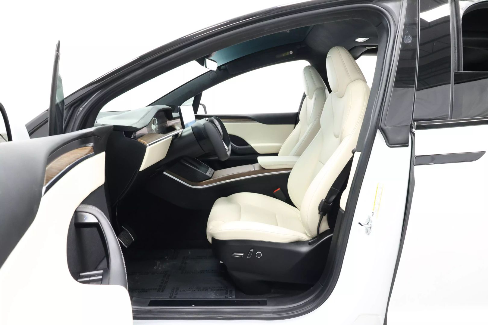 2023 Tesla Model X - Image 13