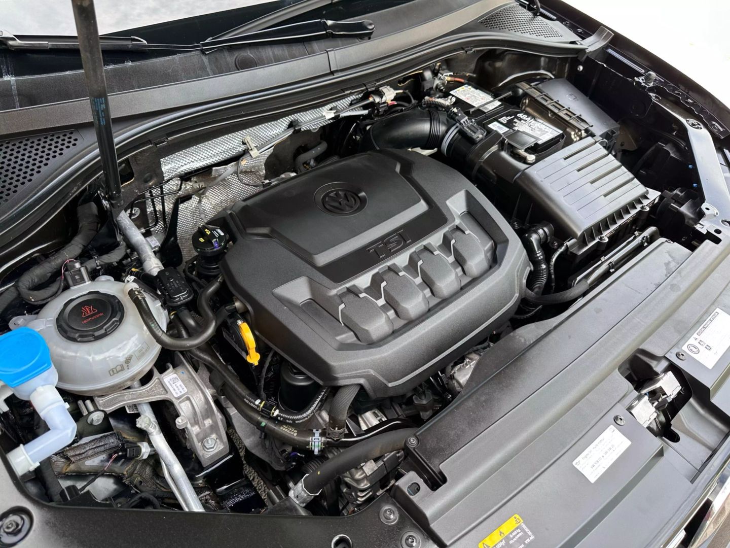 2020 Volkswagen Tiguan - Image 33