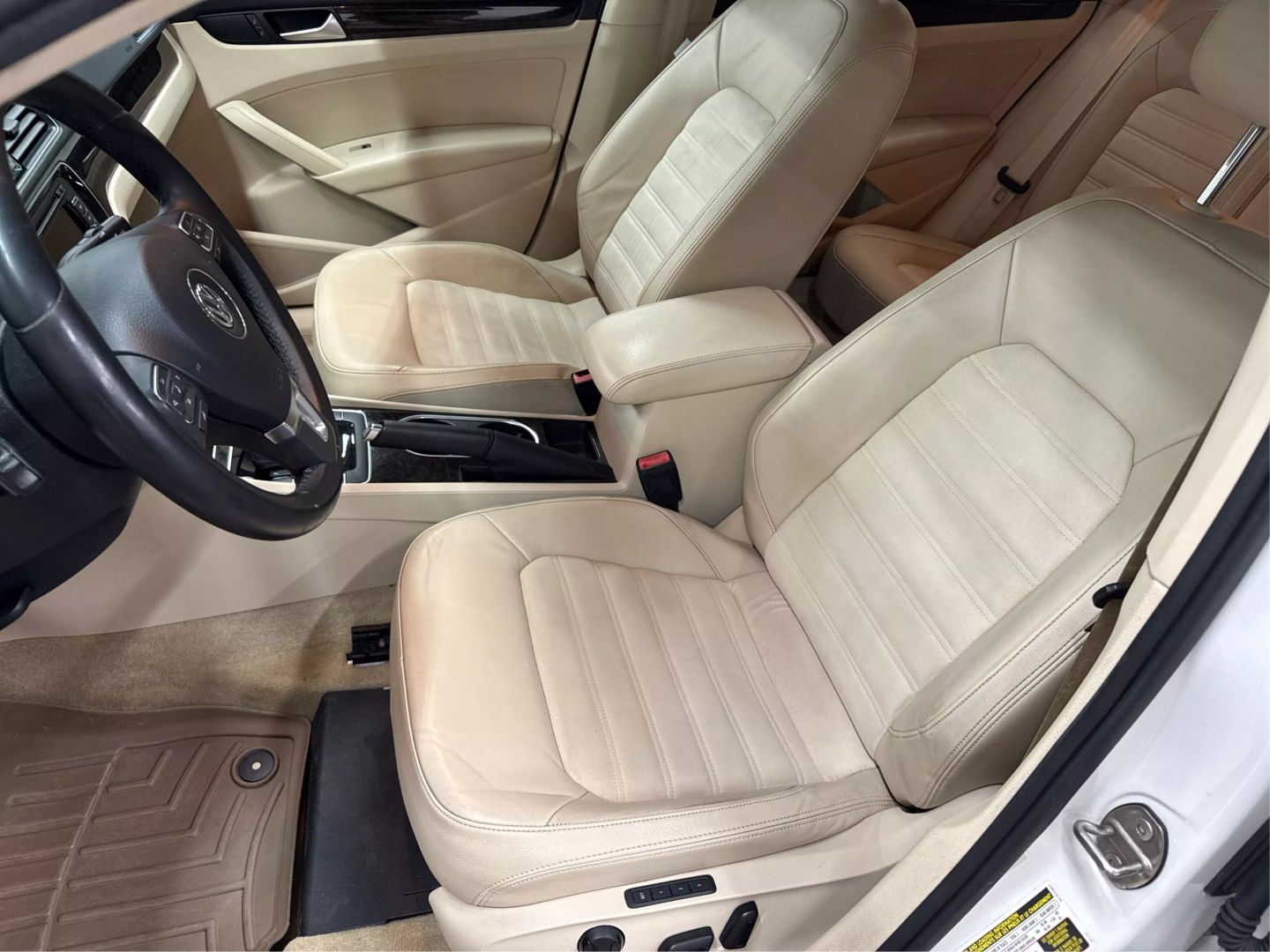 2015 Volkswagen Passat - Image 29