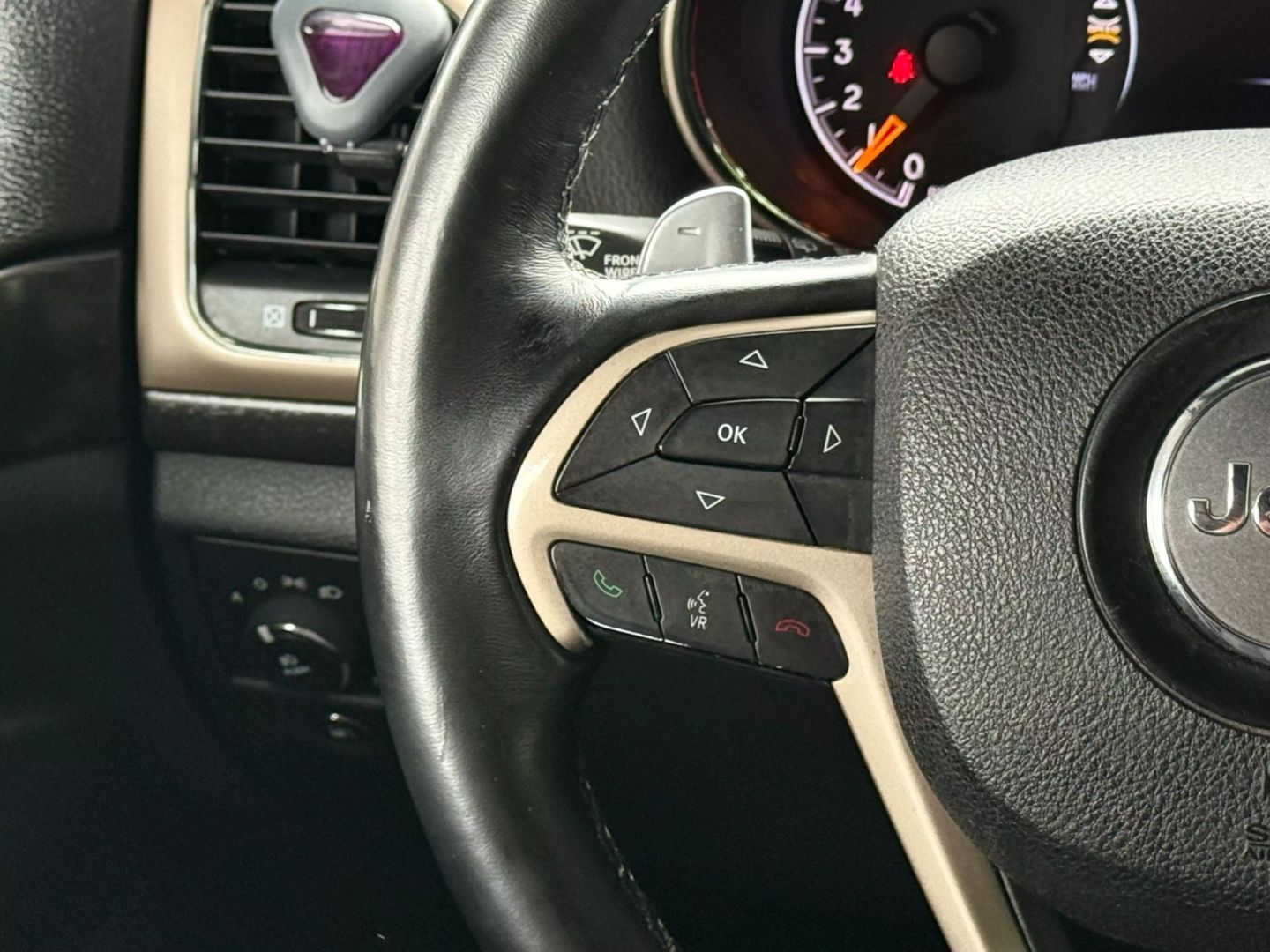 2015 Jeep Grand Cherokee - Image 32