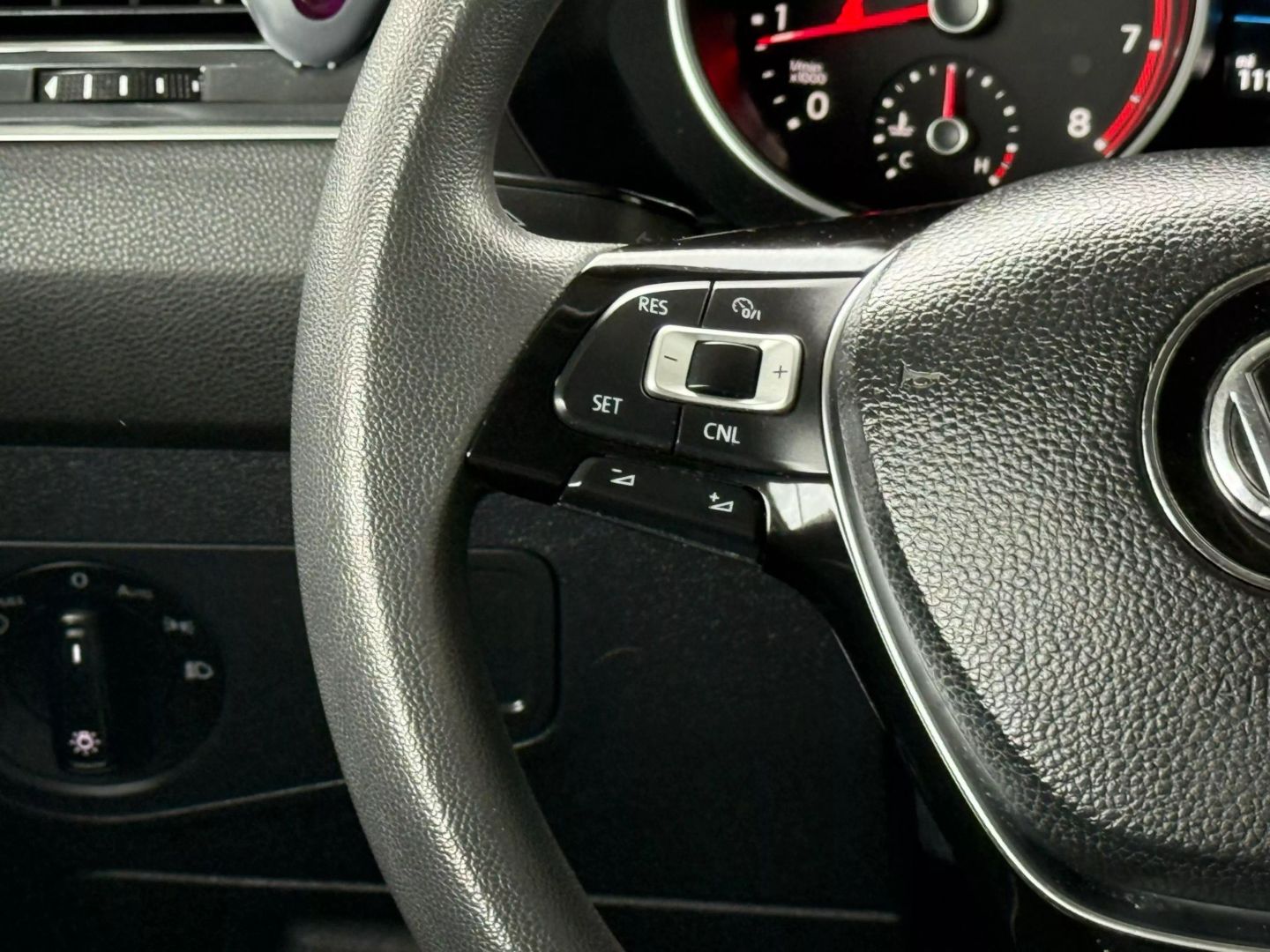 2018 Volkswagen Tiguan - Image 31