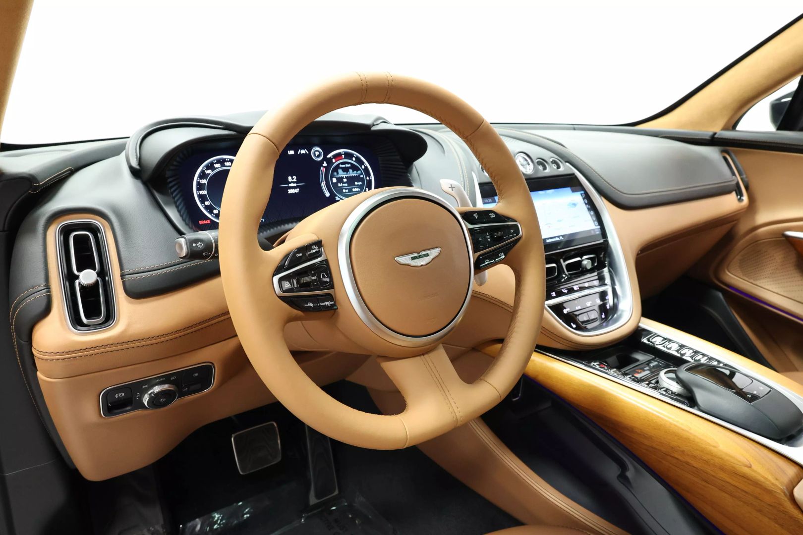 2021 Aston Martin Dbx - Image 2