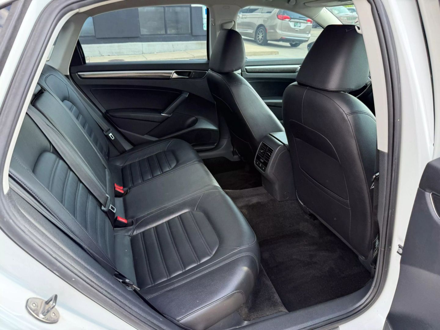 2017 Volkswagen Passat - Image 22